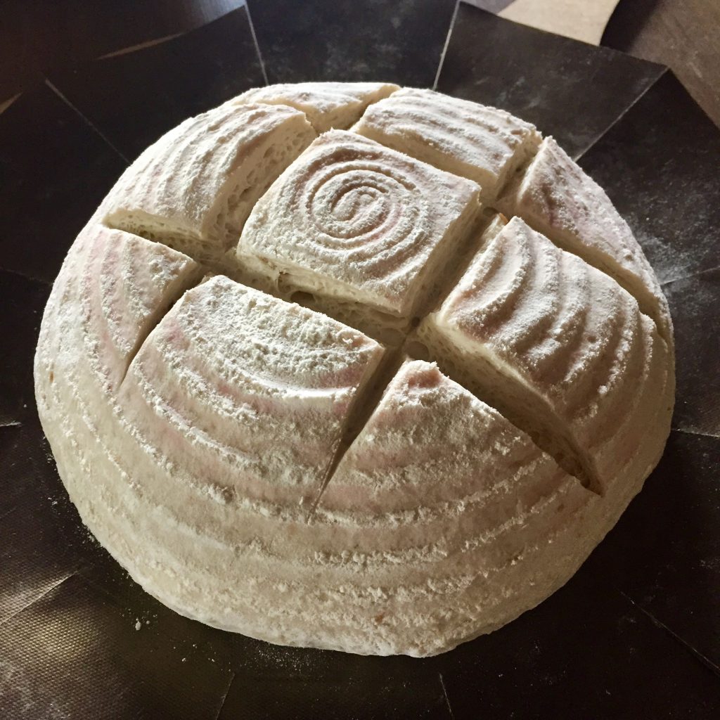Decoração da massa crua do pão de fermentação natural