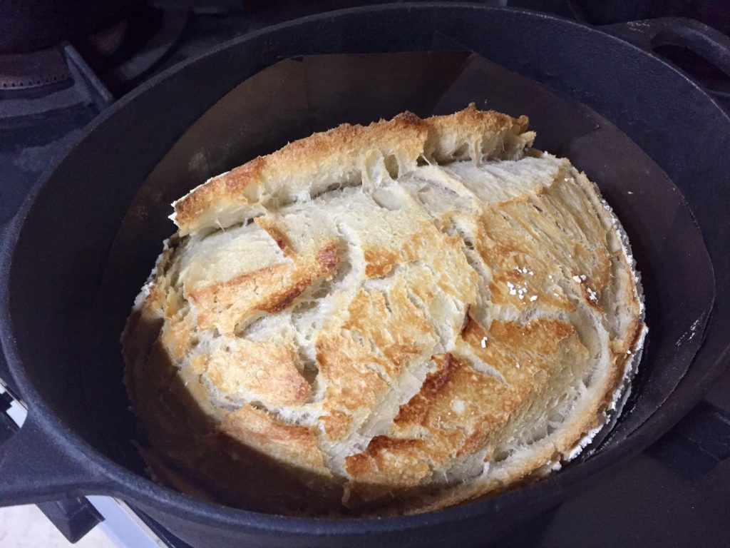 pão de fermentação natural com a crosta douradinha